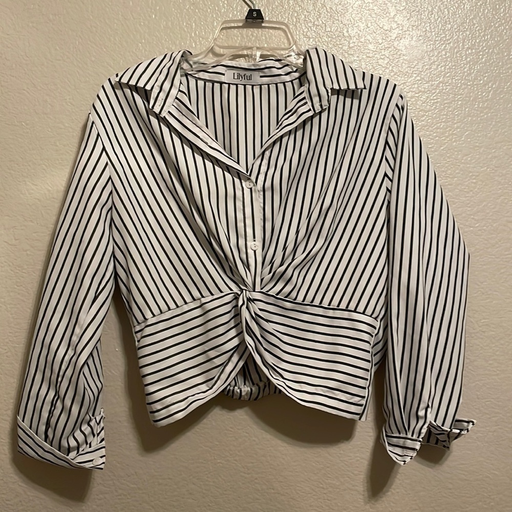 Lilyful crop long sleeve button front shirt